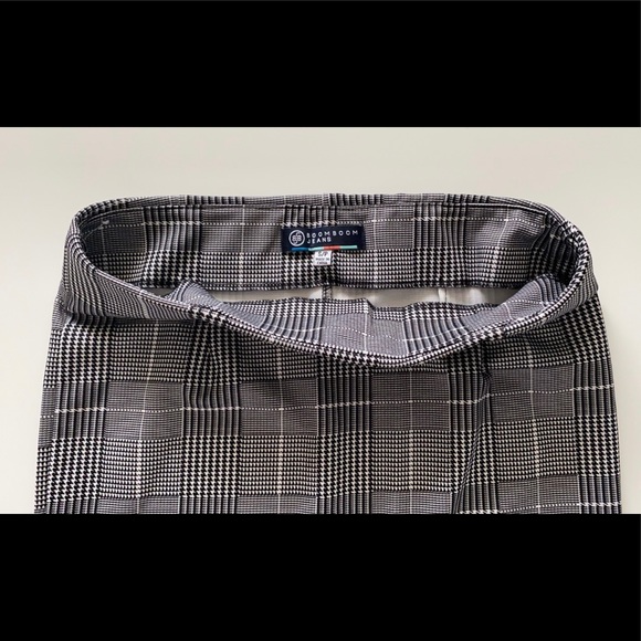 SIZE SMALL BLACK AND WHITE PATTERNED PENCIL SKIRT - Picture 5 of 7